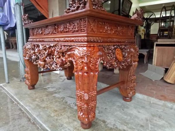bàn thờ gỗ gụ đục sắc nét tinh sảo