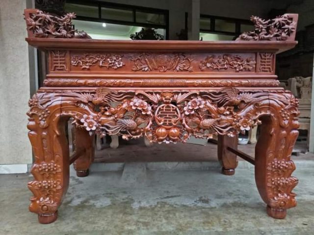 bàn thờ gỗ gụ đục sắc nét tinh sảo chuẩn đẹp